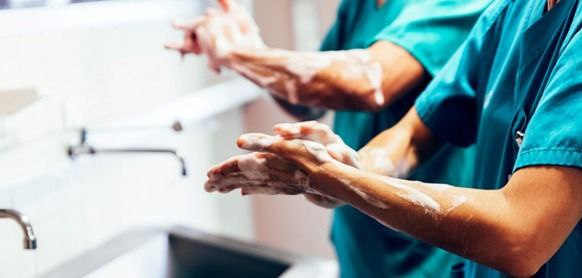 شستن دست¬ها قبل ورود به اتاق جراحی