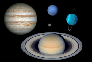 شکل1- غول‌های گازی منظومه‌ی ما: چرا به آنها غول گازی می‌گویند؟ به نسبت اندازه‌ی آنها با سیاره‌ی زمین توجه کنید! از راست به چپ: اورانوس(بالا)-زحل(پایین)- زمین(سیاره‌ی کوچک وسط تصویر)- نپتون( سیاره‌ی بالای زمین) و مشتری 