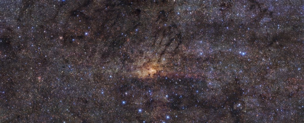 این تصویرخیره‌کننده از تلسکوپ فضایی اسپیتزر ناسا، صدهاهزار ستاره را در نزدیکی هسته‌ی کهکشان راه‌شیری نشان می‌دهد.